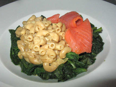 IMG_5246_Blattspinat_mit_Schmandnudeln_und_Lachs.jpg