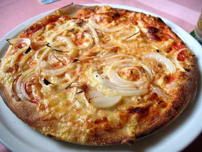 IMG_5260_Pizza_mit_Zwiebeln_und_Knoblauch.jpg