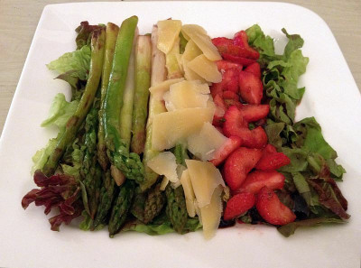 gartenspargelsalat_erdbeeren_zg.jpg
