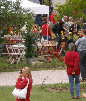 seitenstetten_hofgarten_alte_moebel.jpg