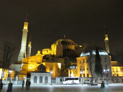 Hagia_Sophia_fars_2012.jpg