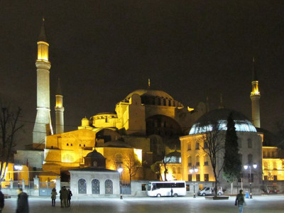 Hagia_Sophia_fars_2012-entzerrt.jpg