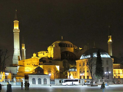 Hagia_Sophia_fars_2012-entzerrt-5.jpg