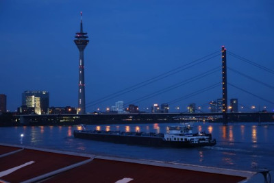 Uhr_mit_Schiff_nahezu_waagerecht.jpg