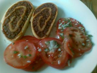 Hackfleischschnecken_mit_Tomatensalat.jpg