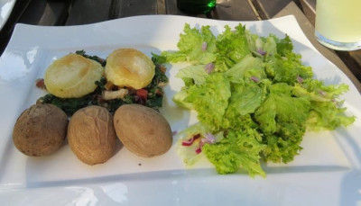 IMG_8109 Essen am 4.6.15 - Pellkartoffeln, erster Mangold, gebackene Ziegenkäsetaler, Lollo verde.jpg