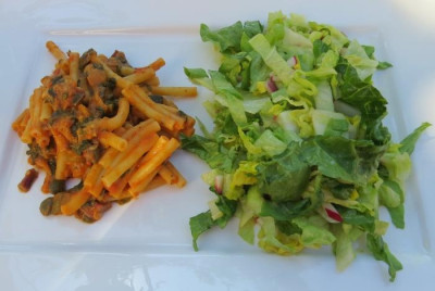 IMG_8110 Essen am 5.6.15 - Maccheroni mit Tomatenkäsesoße mit Mangold, Zucchini und Kapern.jpg