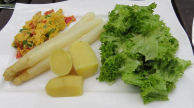 IMG_8135 Essen am 10.6.15 - Spargel, Rührei, Kartoffeln und Salat.jpg