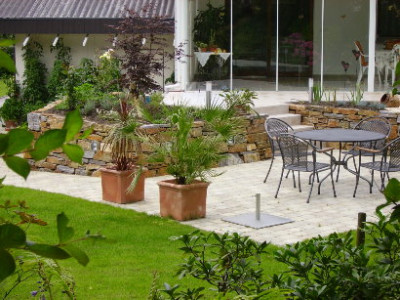 sitzplatz_steinbeete.JPG