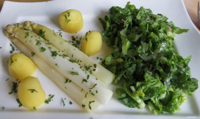 IMG_8177 Essen am 20.6.15 - Spargel mit Butter und Kartoffeln.jpg