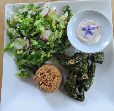 IMG_8210 Essen am 28.6.15 - Pimientos de padron, Bulgur, Kräuterquark und Salat.jpg