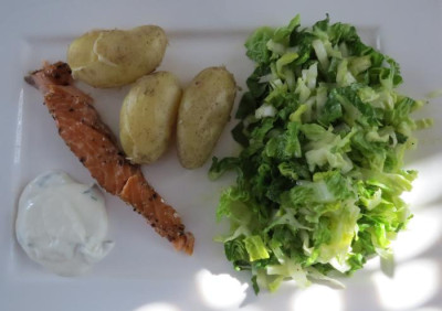 IMG_8259 Essen am 2.7.15 - neue Kartoffeln, Tzatziki und Stremellachs.jpg