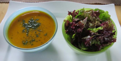 IMG_8355 Essen am 27.7.15 - Kürbissuppe mit Schmand und Kaffirlimette, Gartensalat.jpg