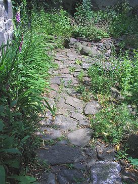 Gartenweg_aus_Bruchsteinen.jpg