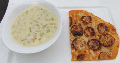 IMG_8383 Essen am 16.8.15 - Gurkensuppe, Zucchinifladen und Frisee.jpg