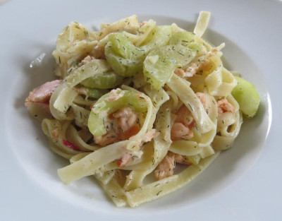 IMG_8384 Essen am 17.815 - Bandnudeln mit Gurken, Lachs und saurer Sahne.jpg