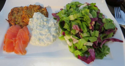 IMG_8389 Essen am 21.8.15 - Zucchini-Puffer mit Tzatziki, Lachsforelle und Salat.jpg