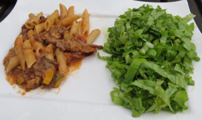 IMG_8390 Essen am 24.8.15 - Penne mit Pilzen und Zucchini in Tomaten-Käsesoße, Ochsenzunge.jpg