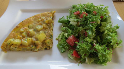 IMG_8541 Essen am 23.9.15 - Tortilla, Frisee mit Tomaten.jpg