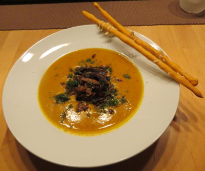 IMG_0003 Essen am 28.9.15 - Kürbissuppe mit Waldpilzen und Käsestangen.jpg