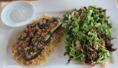 IMG_0006 Essen am 1.10.15 - gefüllte Aubergine, Bulgur, Endiviensalat.jpg