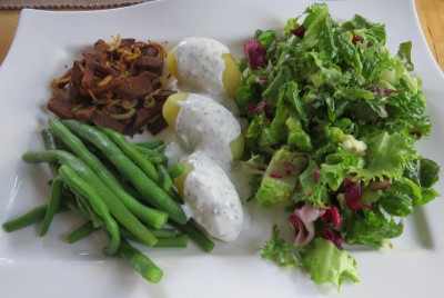IMG_0082 Essen am 4.10.15 - Bohnen, Kartoffeln mit Joghurtsauce, gebratene Sojastreifen, Salat.jpg