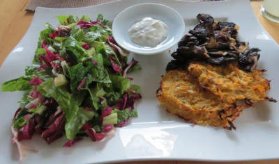 IMG_0095 Essen am 11.10.15 - Steckrübenpuffer mit Pilzen, Kräuterquark und Salat.jpg