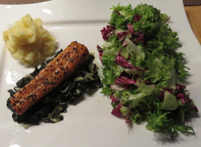 IMG_0110 Essen am 18.10.15 - Palmkohl, Kartoffelpü, Stremellachs, Frisee mit Raddicchio.jpg
