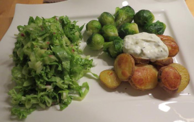 IMG_0244 Essen am 30.10.15 - Rosenkohl mit Ofenkartoffeln und Kräuterquark, Endiviensalat.jpg