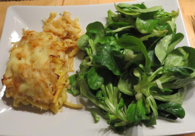 IMG_0259 Essen am 1.11.15 - Spätzle mit Sauerkraut, Zwiebeln und Käase, dazu Feldsalat.jpg