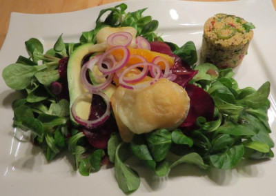 IMG_1105 Essen am 1.1.16 - Feldsalt, Rote Bete, Ziegenkäse, Avocadu und Tabouleh.jpg