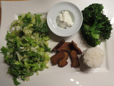 IMG_1107 Essen am 2.1.16 - Brokkoli, Saitan, Reis und Salat.jpg