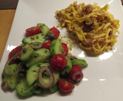 IMG_1108 Essen am 3.1.16 - Spätzle mit Käse und Zwiebeln, Salat aus Tomaten, Gurken und Zwiebeln mit Petersilie und Kapern..jpg