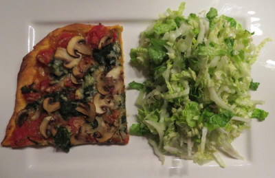 IMG_1109 Essen am 4.1.16 - Spinat-Champignon-Pizza mit Salat.jpg
