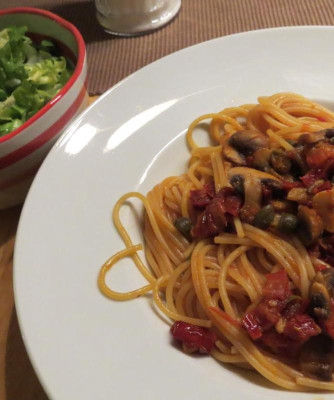 IMG_1111 Essen am 7.1.16 - Spaghetti mit Kapern, getrockneten Tomaten und Champignons, Endiviensalat.jpg