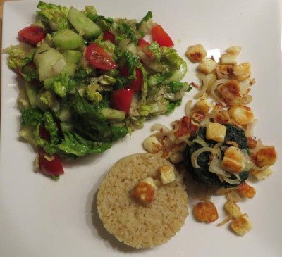 IMG_1115 Essen am 9.1.16 - Bulgur, Spinat, gebratener Käse mit Zwiebeln und Knoblauch.jpg