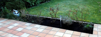 2016-04-08 Garten Rosenbeet halb fertig.JPG