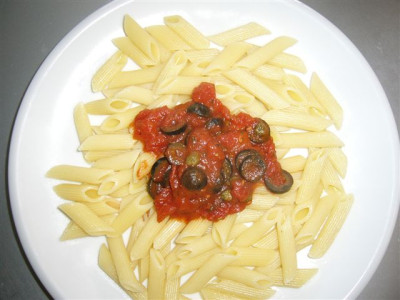 Penne_alla_Puttanesca_.JPG