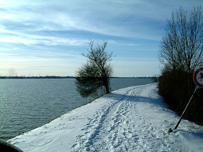 Zum_Stausee_in_Neufinsing_2.jpg