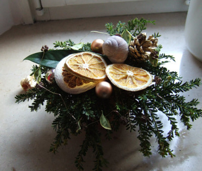 Weihnachtsgesteck_schnecke_kleinrt.jpg
