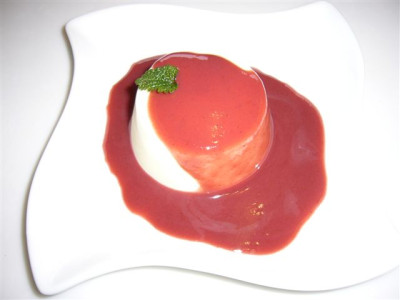 Panna_cotta_mit_Himbeersauce_09.12.2006.JPG