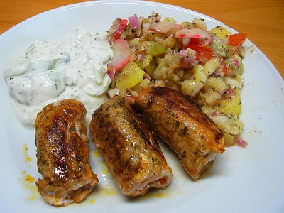 Fleischröllchen mit Tzatziki und Kartoffelsalat-pur.JPG