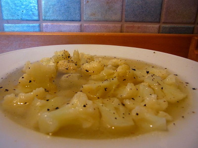 Blumenkohlsuppe in Rinderbrühe.JPG