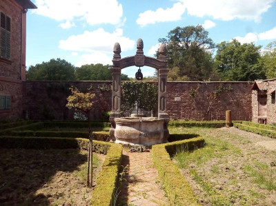Wolfsgarten Brunnenhof.JPG