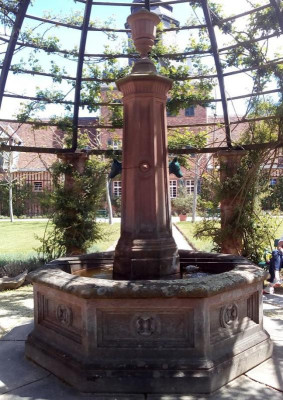 Wolfsgarten Wolfsbrunnen1.JPG