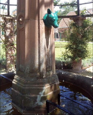 Wolfsgarten Wolfsbrunnen.JPG