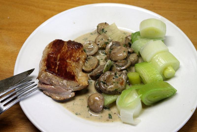 Schweinelende mit Champignonsoße und Lauchgemüse -pur-.JPG