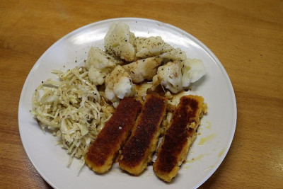 Fischstäbchen mit Blumenkohl und Krautsalat.JPG