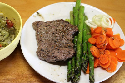 Rindersteak mit Spargel und Karotten.JPG