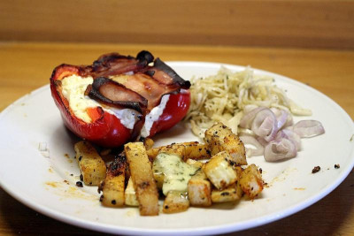 Paprika mit Frischkäse gefüllt mit Salat und Kohlrabi-Pommes.JPG
